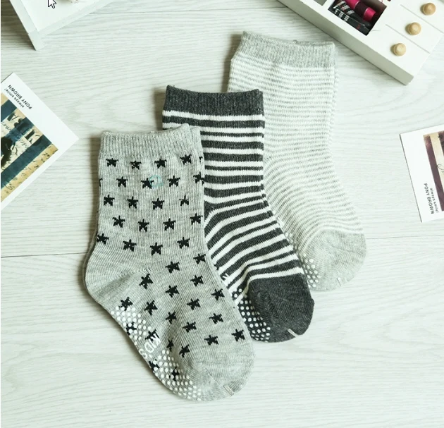 Носки для малышей с героями мультфильмов; Короткие хлопковые носки в полоску и со звездами для мальчиков и девочек; противоскользящие носки; 3 пар/лот
