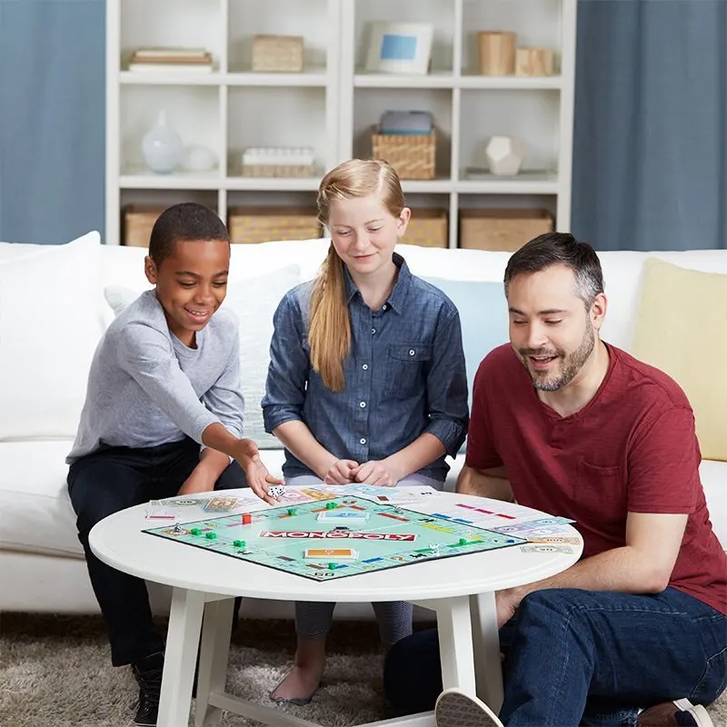 Hasbro-Monopoly-Game-Russian-Version-Indoor-Toys-Pretend-Play-toys-Real-Estate-Trading-Game-Child-Adult (1)
