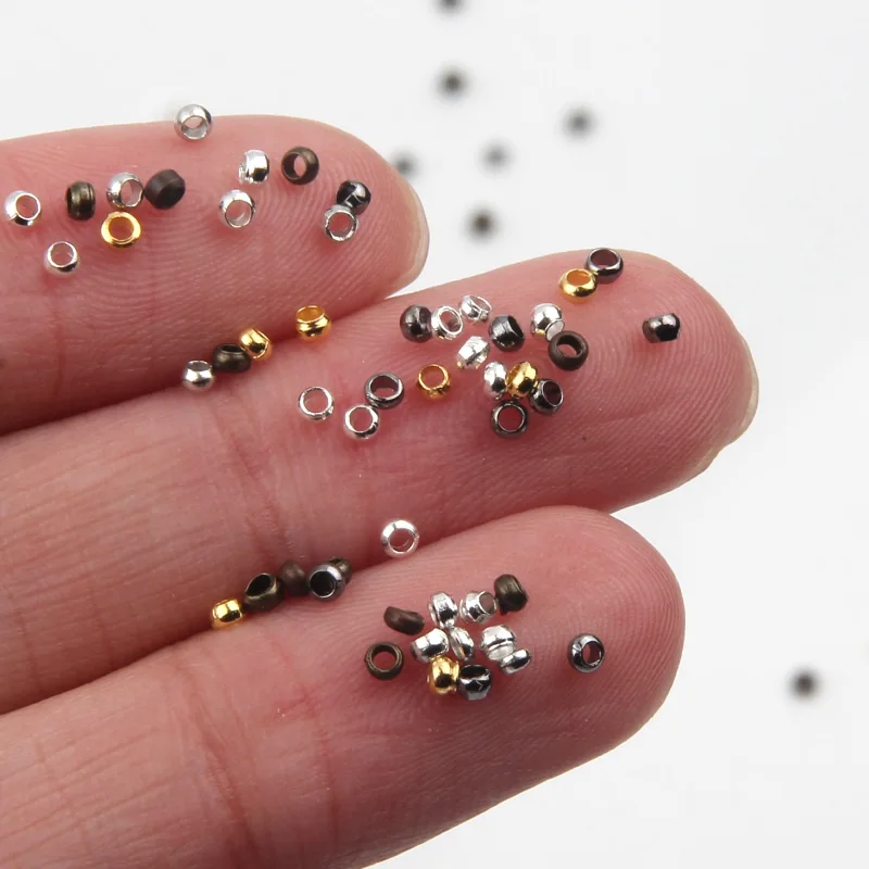 QUARKZMAN 500 Stuks Ronde Knijpkralen Wit Goud - 2mm Messing Tussenkralen & Crimp Kralen Voor Sieraden Maken En DIY Knutselen