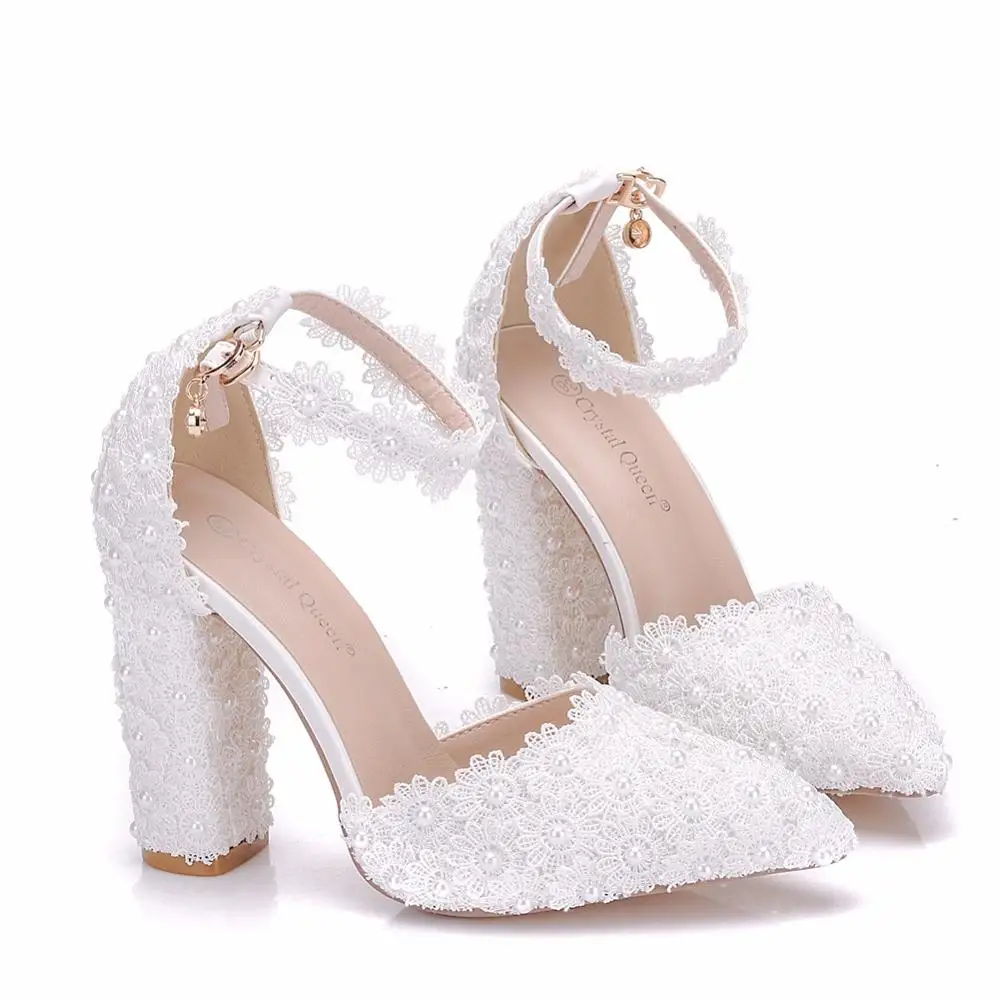 Белые свадебные туфли с кружевными цветами; модные туфли-лодочки на высоком квадратном каблуке под вечернее платье для невесты; пикантные женские тонкие туфли с закрытым носком