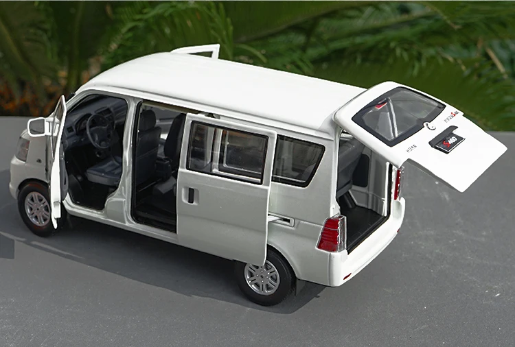 Завод 2009 Changan S460 1:18 Шкала литья под давлением белый фургон модель белый с небольшим подарком