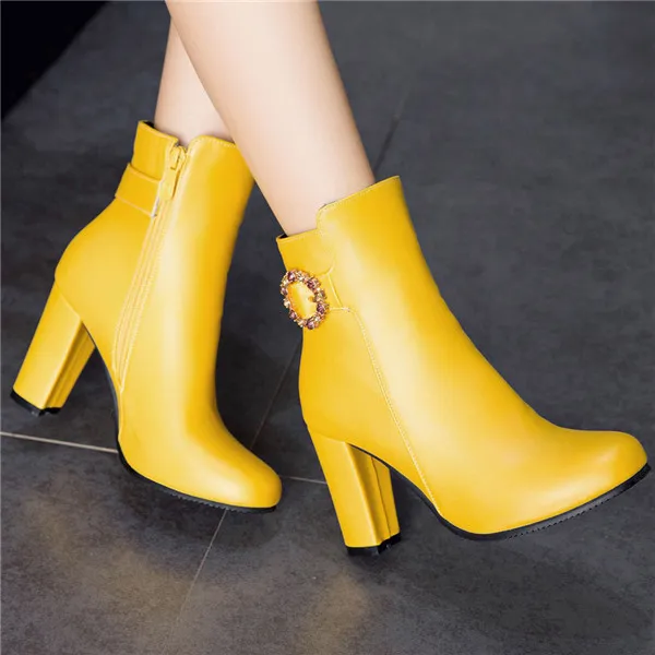 Модная обувь на квадратном каблуке; Цвет черный, белый, желтый; ботинки на очень высоком каблуке; сезон осень-зима; Плюшевые ботинки в стиле ретро; Coturno Feminino Bota Femenina