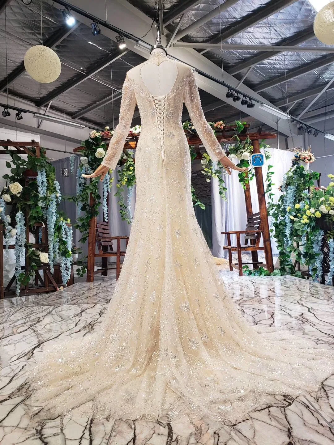 Dubai Wedding Dress With Sleeves Sexy Crystal Bead High Neck Lace Appliques Wedding Dresses Buttons Gorgeous Mermaid Bridal Gown