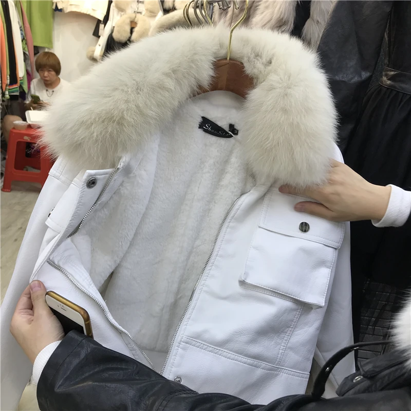 Зимняя Новинка, плюшевая теплая короткая куртка из искусственной кожи, Воротник из натурального Лисьего меха, мотоциклетное кожаное пальто для женщин, байкерская куртка белого цвета