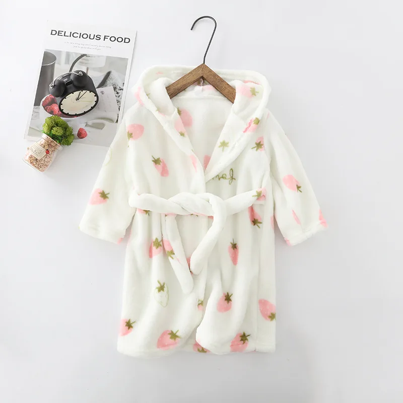 White strawberry Новинка; зимняя фланелевая детская одежда для сна; халат; милый теплый банный халат с капюшоном и принтом животных для девочек; осенние детские пижамы для мальчиков; - Color: White strawberry