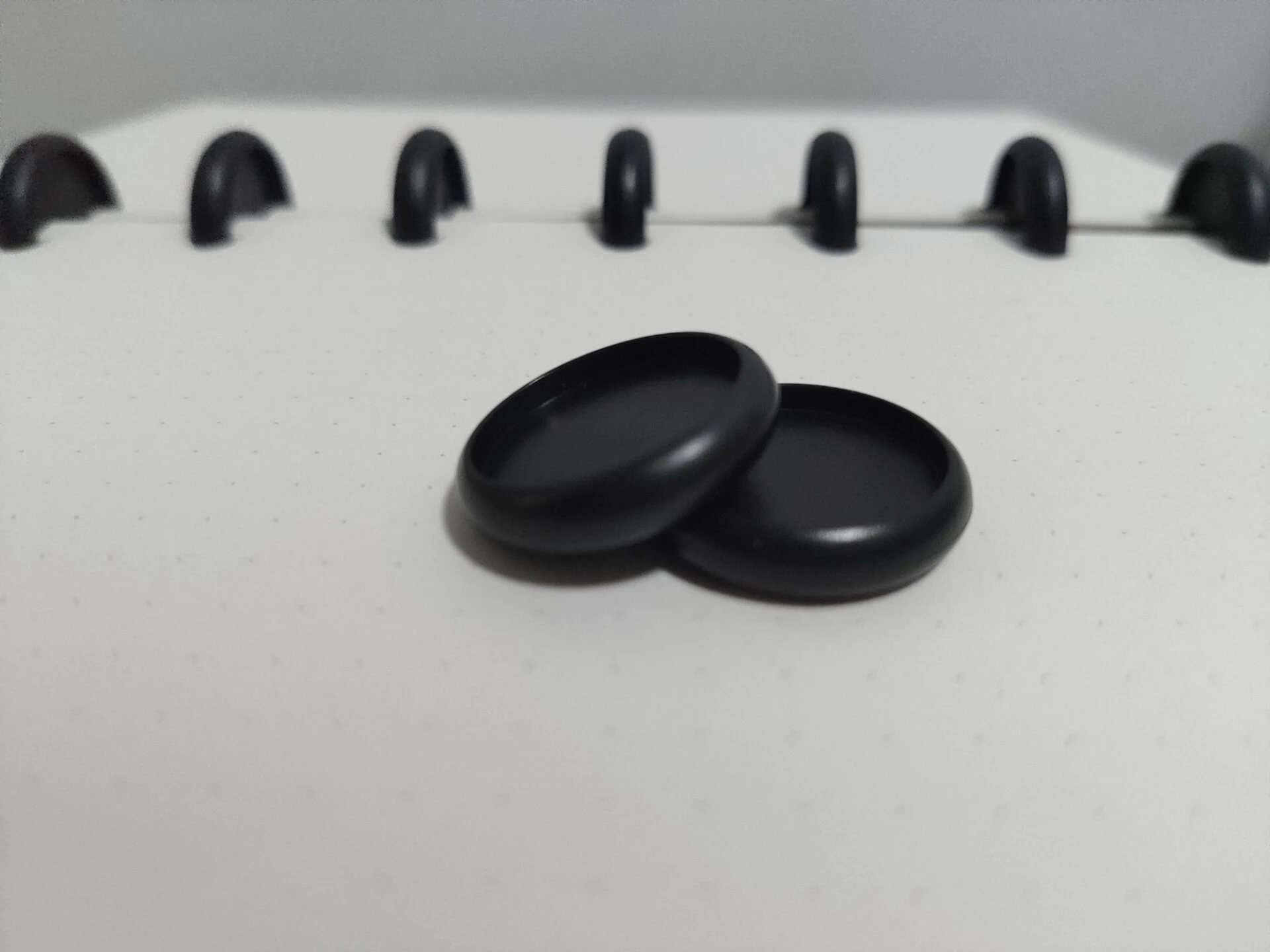black 24mm 18/24/28 мм Цветной гриб отверстие диск дуги лампы в форме свечи узор диск-переплета Office с отрывными листами зажимное кольцо блокнот связующего диски пряжки - Цвет: black 24mm