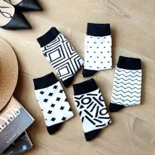 Женские однотонные хлопковые носки с принтом; теплые зимние носки для девочек с геометрическим принтом; Цвет черный, белый; короткие носки; носки-лодочки; 5 пар/лот