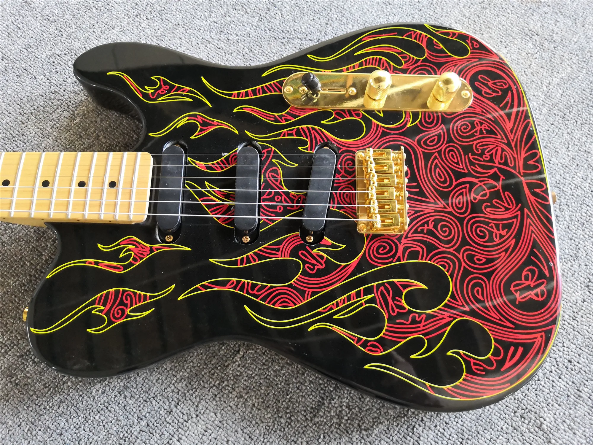 

Custom Red Flame Pattern Electric Guitar,3S Pickups,Maple Fretboard,Gold Hardwares.customized!T-25