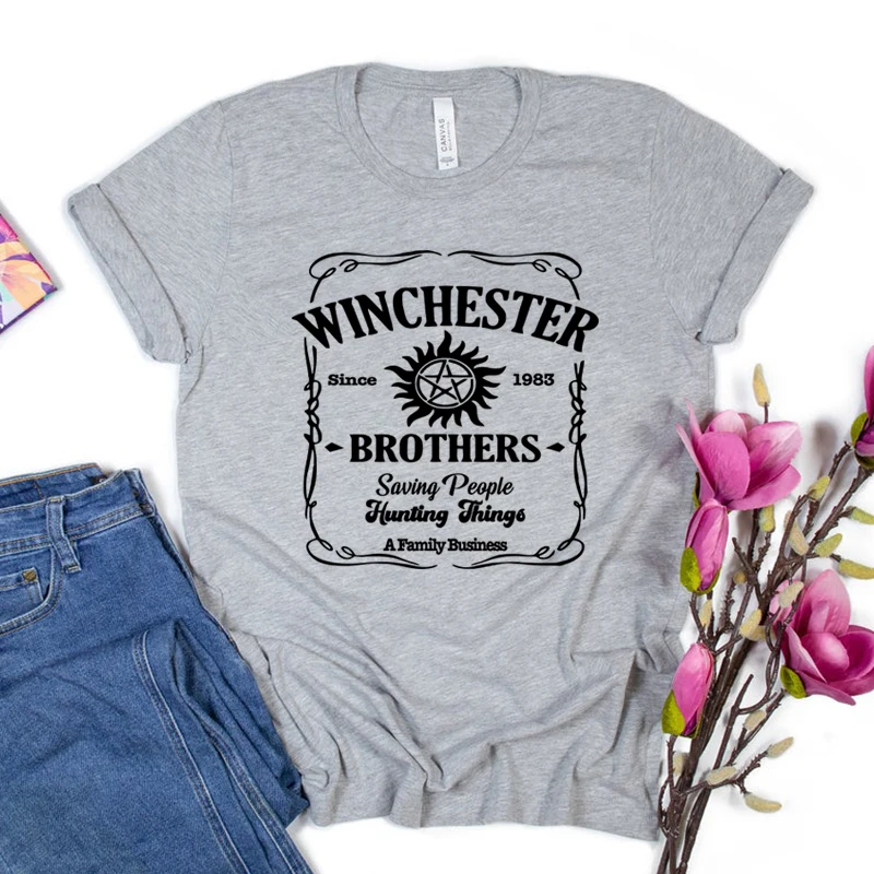 Maglietta Winchester Brothers Supernatural - T-Shirt Uomo Sam E Dean - Serie TV
