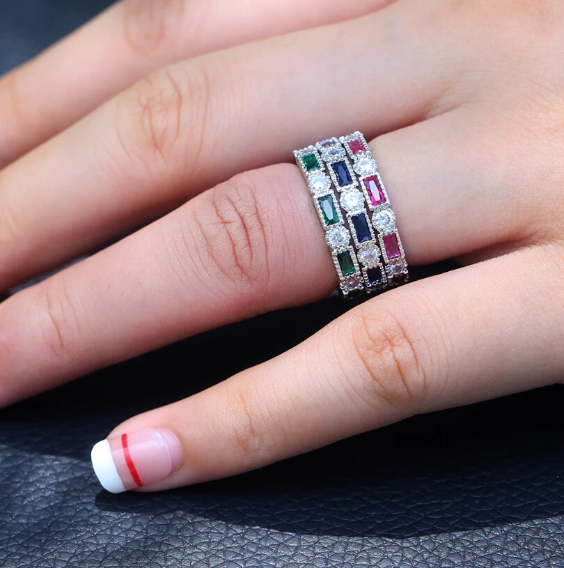 Женские простые кольца золотого цвета с инкрустированным микро цирконием для