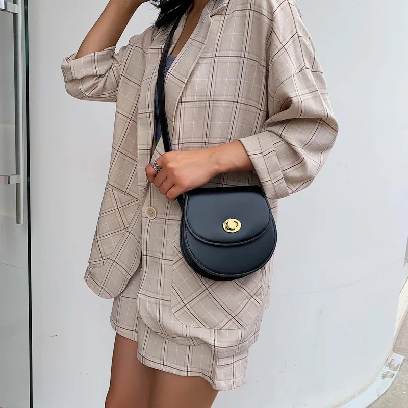 

New woman 2019 summer new simple girl single shoulder saddle bag Korean version of the popular oblique satchel