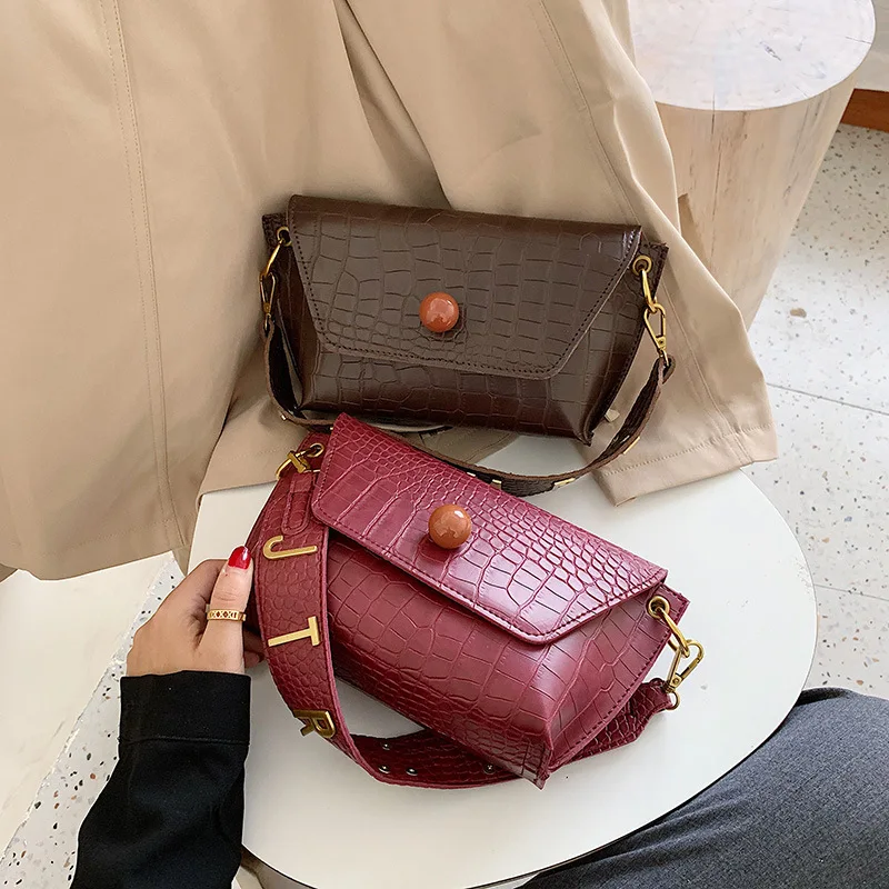 

2019 Autumn And Winter New Style Crocodile Pattern Stereo Trapezoid Irregular Pillow Debutante-Style Button Shoulder WOMEN'S Bag