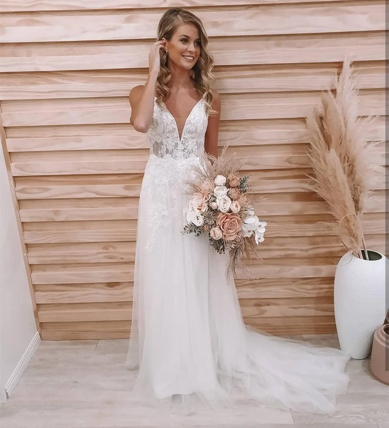 Свадебное платье без рукавов с V образным вырезом кружевной аппликацией в пол