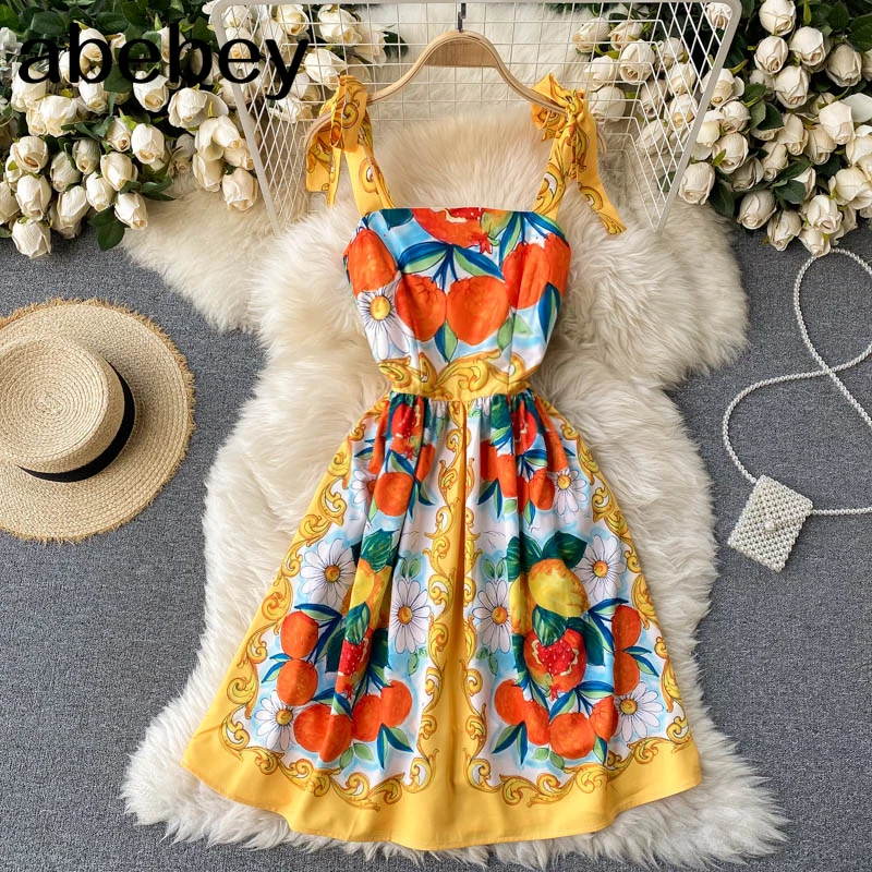 Женское облегающее платье до ключиц с квадратным вырезом и винтажным принтом |