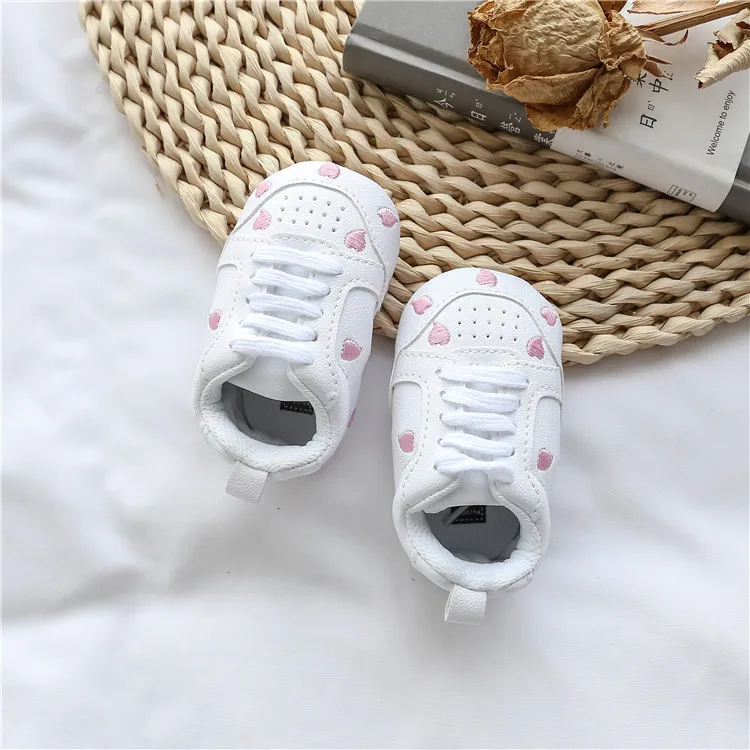 Детская обувь с буквенным принтом, мягкая подошва, обувь в форме сердца, 0-18 м, первые ходунки для новорожденных - Цвет: Pink heart