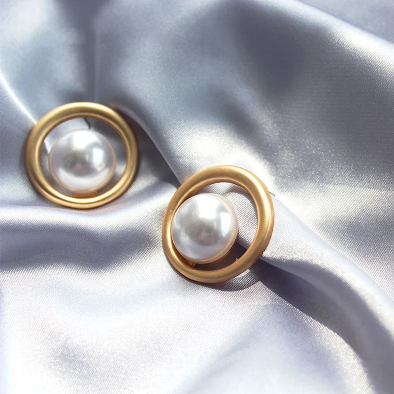 

New Korea Gold Color Small Circles with Round Pearls Stud Earrings for Bridal Women Wedding Engagement Geometric Pearl Earrings