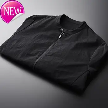 

smooth Wearing a black spring and autumn men's coat, collar up, coat