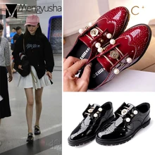 Универсальные женские туфли на плоской платформе; Туфли-оксфорды с резным узором; женские лоферы на плоской подошве с жемчужинами; элегантные кожаные мокасины для девочек