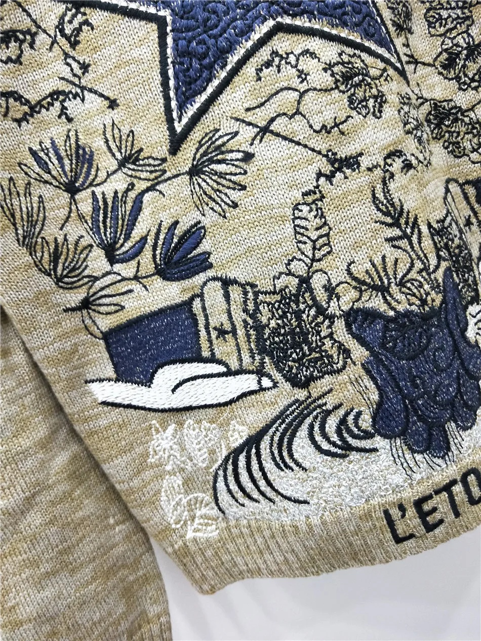 Новинка года; сезон весна; шерстяной свитер с круглым вырезом и вышивкой в виде пентаграммы 17 букв; вязаный свитер