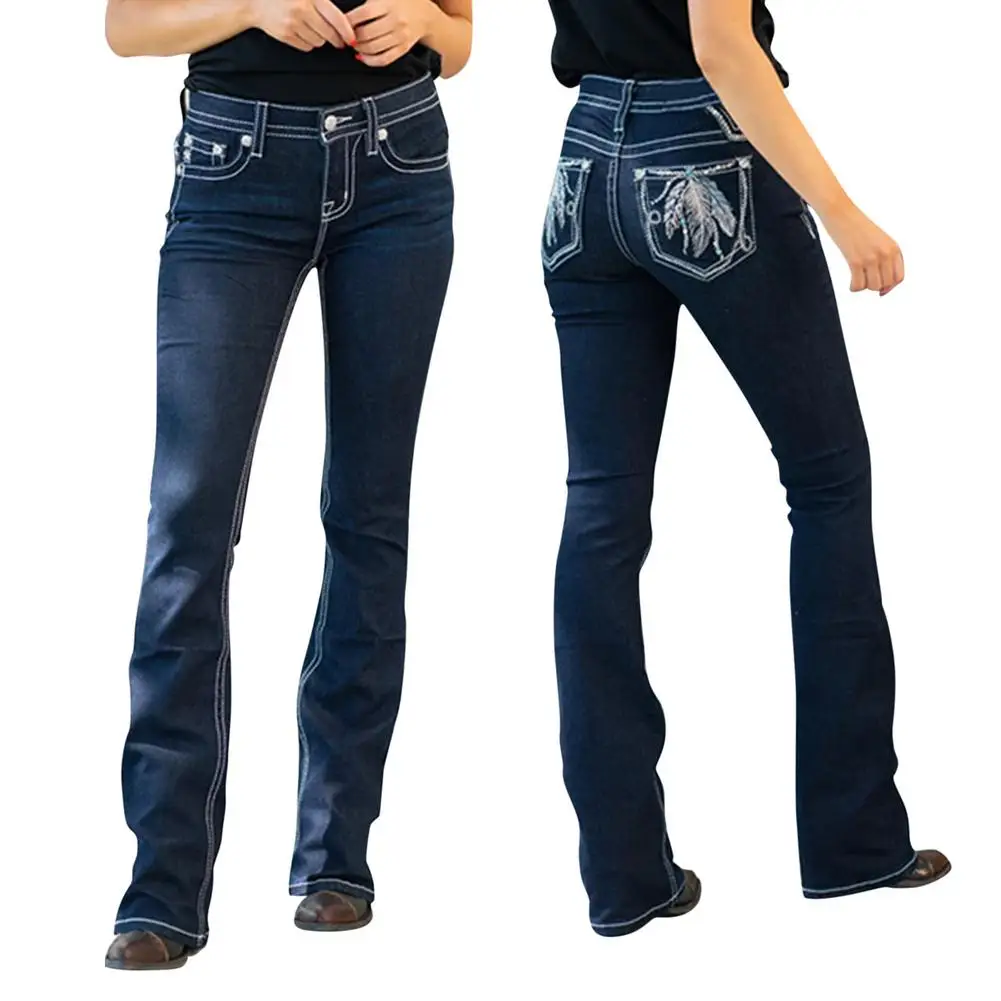Jeans bootcut com desenhos bordados no bolso
