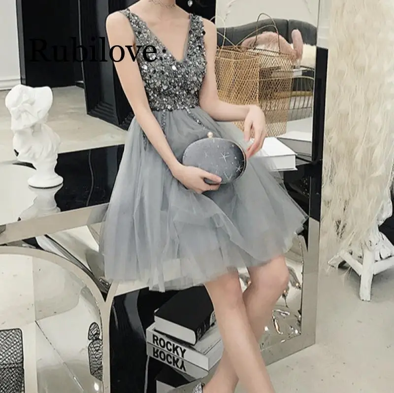 Rubilove серое платье с v-образным вырезом длиной до колена из тюля с бисером Короткие вечерние платья