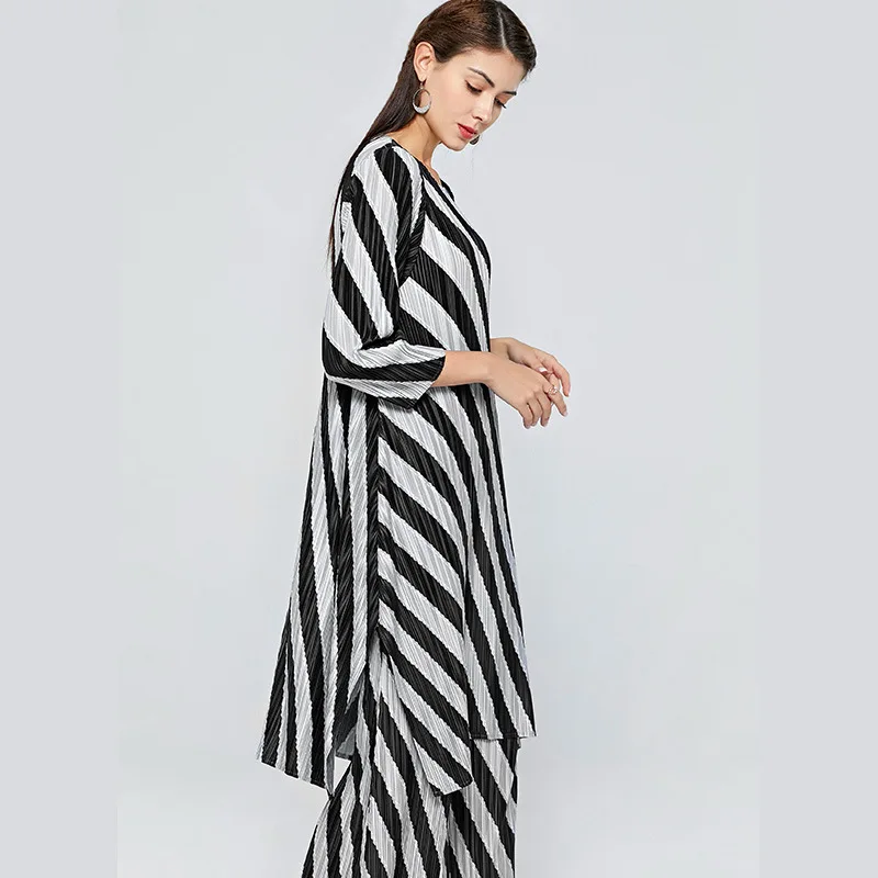 Wholesale Price NO47l Plus Size Dress Women 2020 Spring Fashion Stripes Round Neck Three Quarter Sleeves Loose Casual Miyake Pleated Irregular Dress Wholesale Price NO47l Plus Size Dress Women 2020 Spring Fashion Stripes Round Neck Three Quarter Sleeves Loose Casual Miyake Pleated Irregular Dress