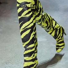 Новинка; стильные сапоги выше колена с зелеными полосками зебры; женские сапоги с острым носком на шпильках для подиума; сапоги до бедра с ремешком и пряжкой; zapatos mujer