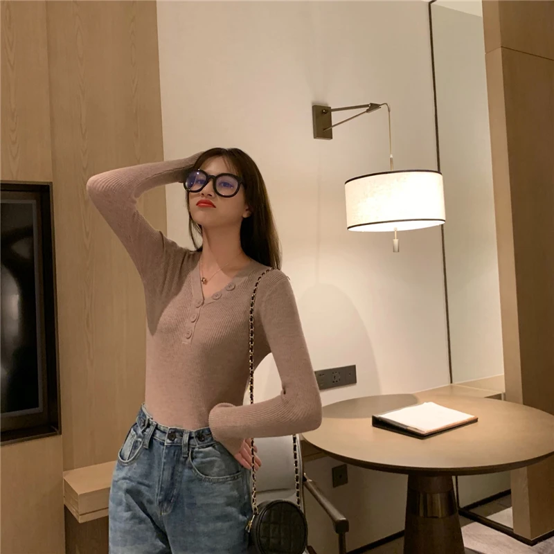 Новые весенние женские футболки, модная женская футболка для отдыха, Свободная трикотажная женская футболка с длинным рукавом и v-образным вырезом на пуговицах, летние базовые футболки