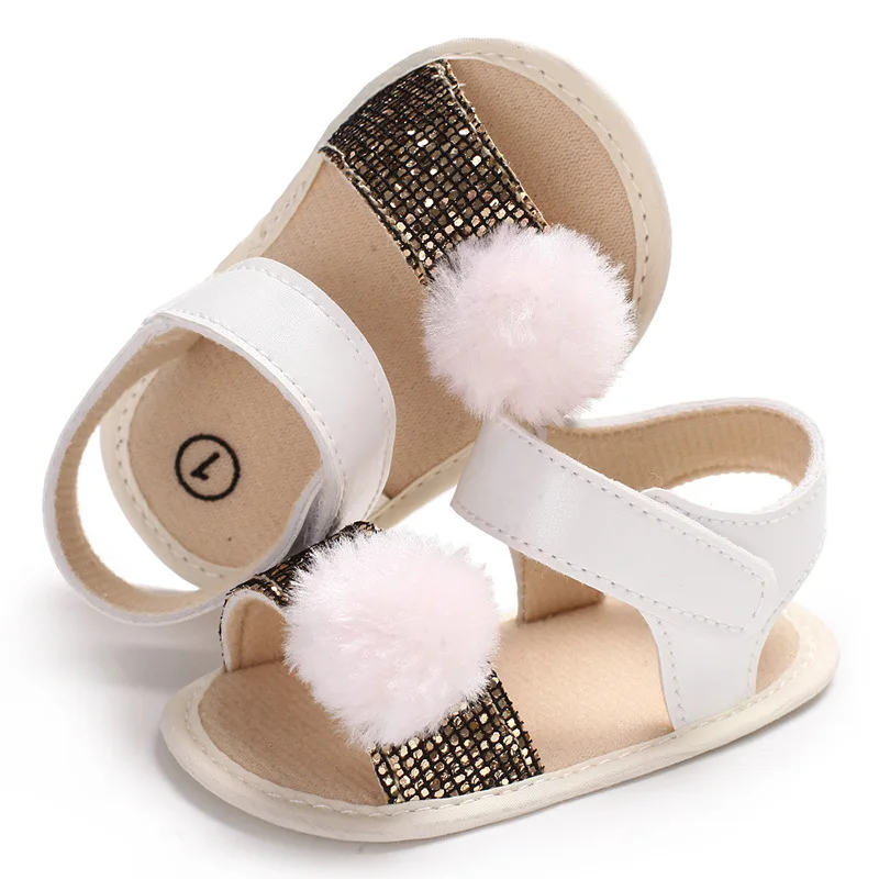 Новинка; сандалии для маленьких девочек; розовые сандалии с блестками и пушистыми помпонами на мягкой подошве для новорожденных; летняя обувь для малышей
