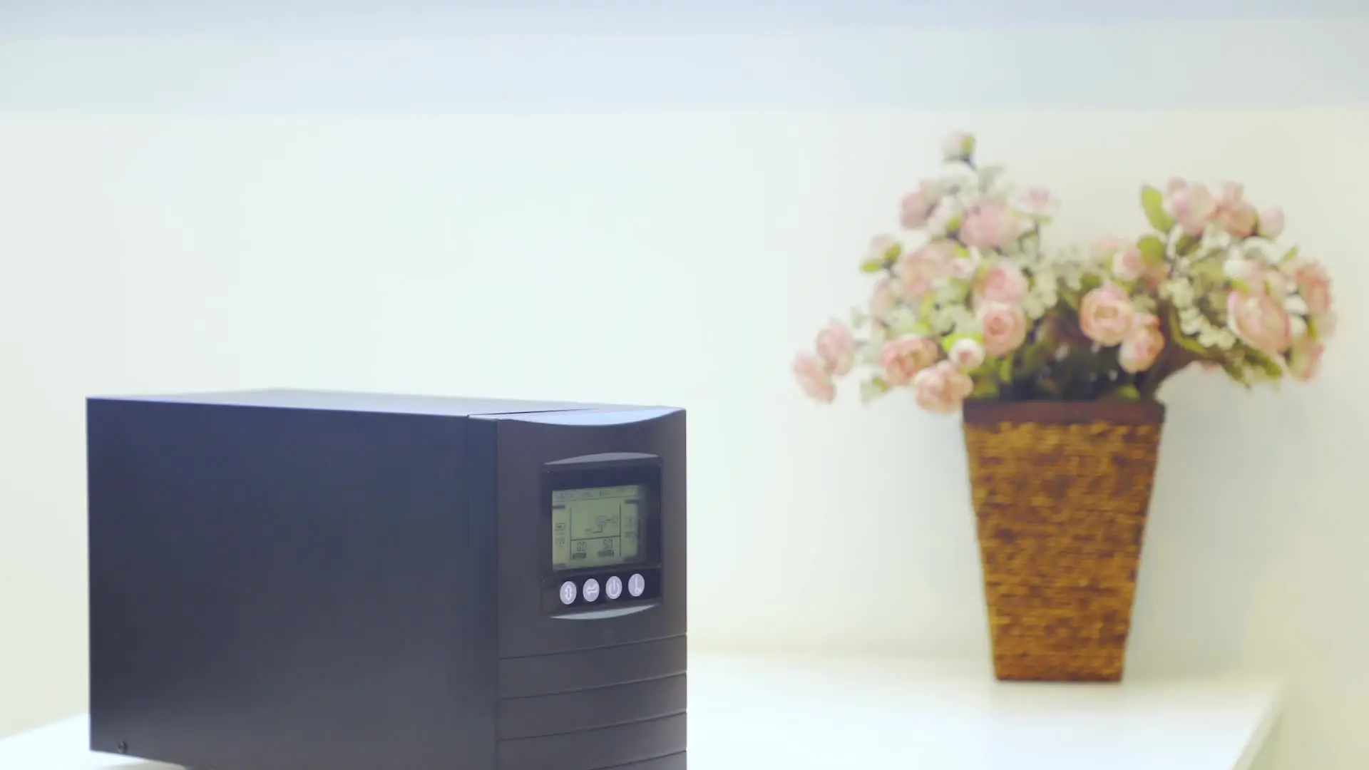 6kVA 4800watt 10KVA 8000watt Advanced DSP technology N +X Parallel redundancy Pure sine wave Online UPS