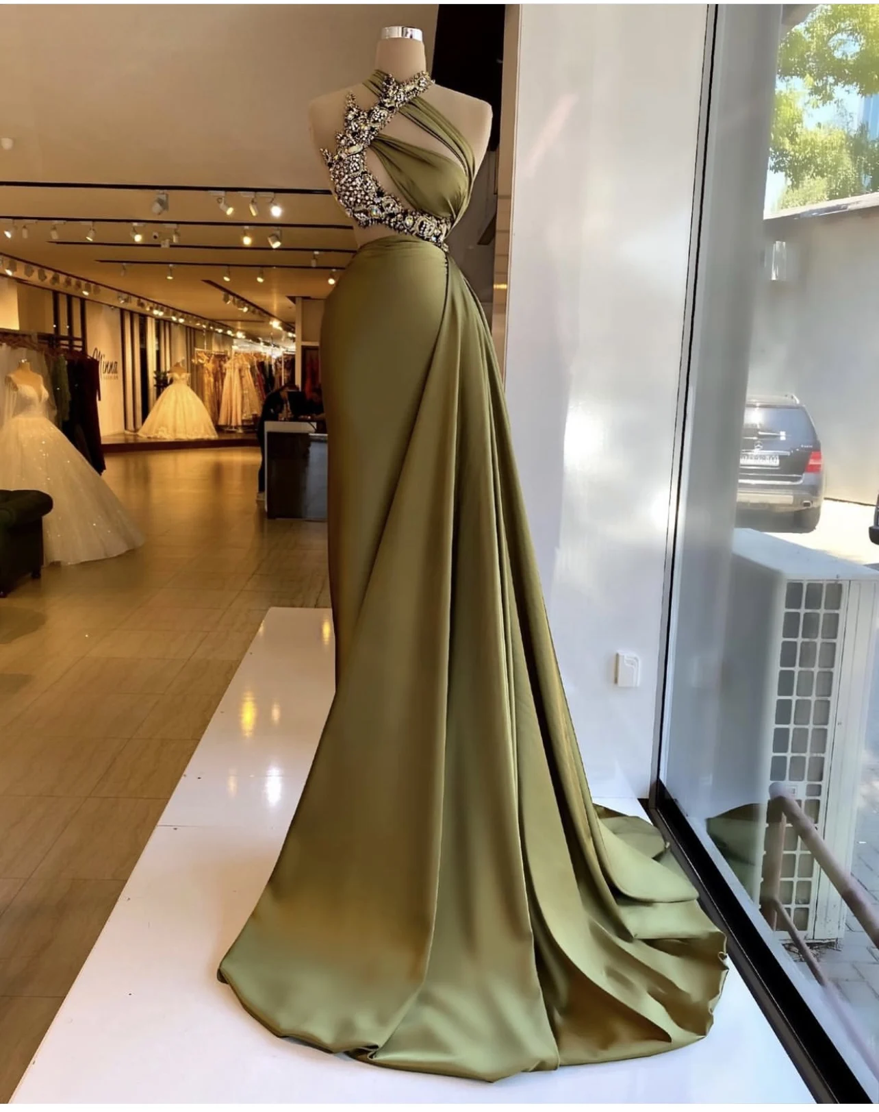 

Elegant Green Mermaid Evening Dresses Halter Neck Beaded Crystal Prom Dress With Train Formal Party Gowns Custom Made