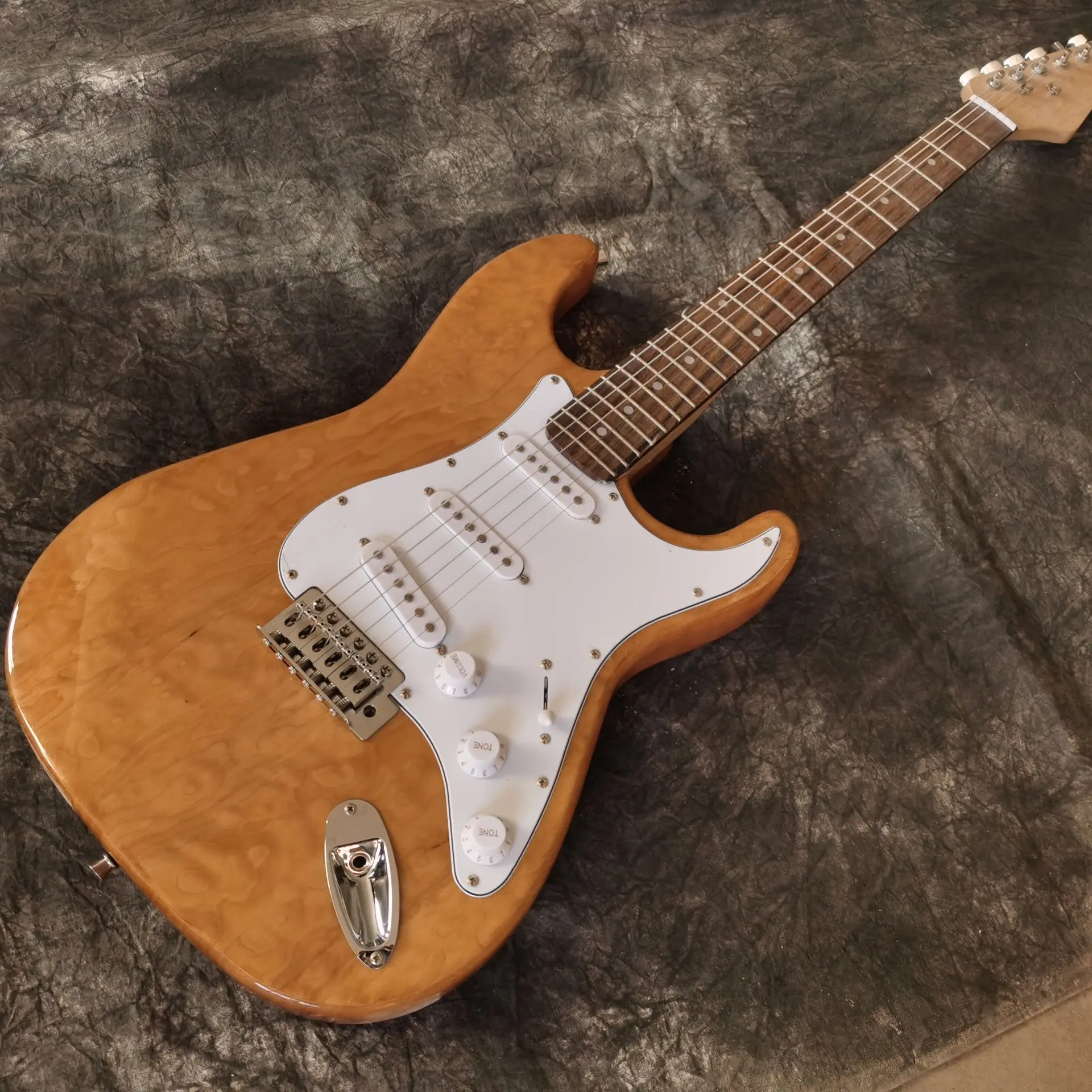 

high quality Electric Guitar.handmade 6 stings guitarra. rosewood fingerboard.real photos