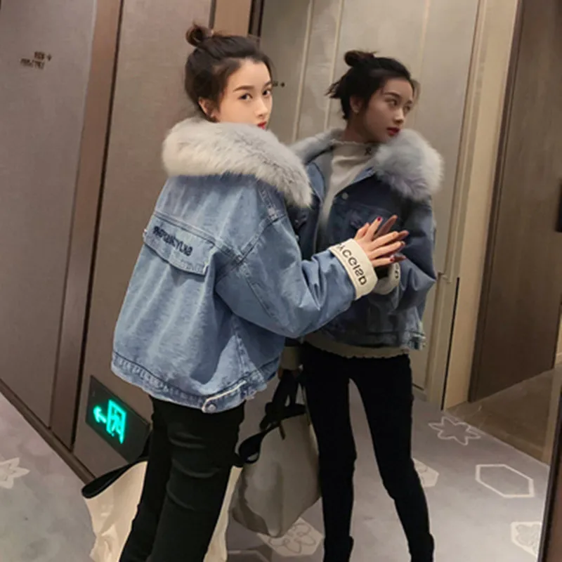 Женская джинсовая куртка с большим меховым воротником свободная в Корейском