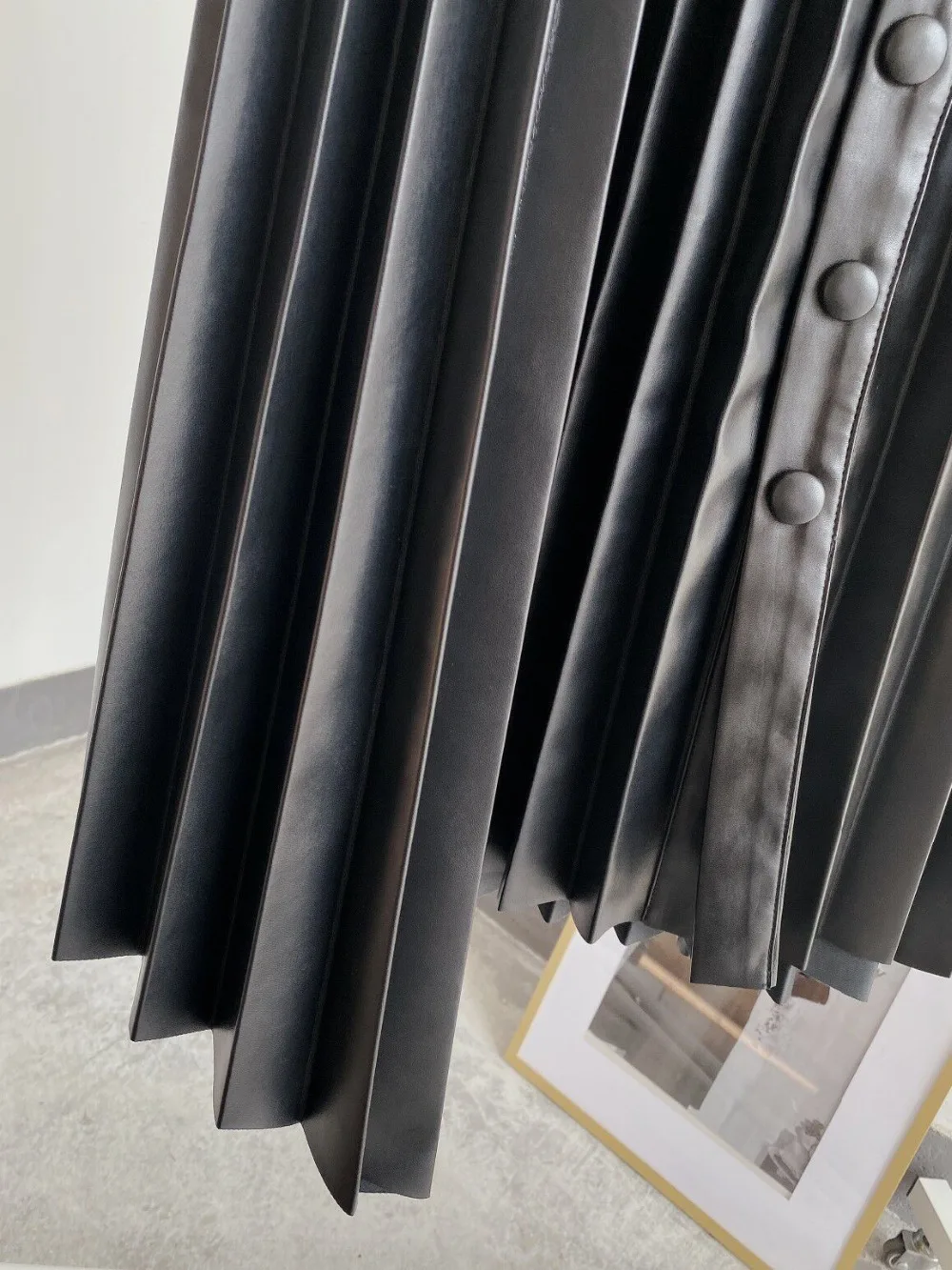 2020 AW Cool BLACK Pu Leather Asymmetric Midi Skirt High Waist Front Buttons Fashion Pleated Skirts