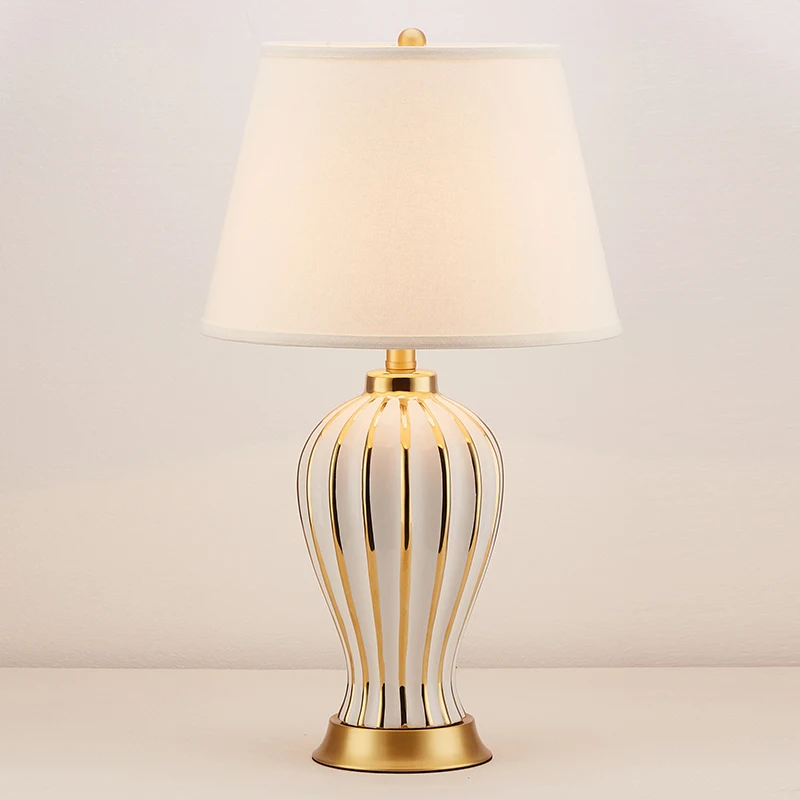 Американские белые и черновато-зеленые керамические маленькие настольные лампы