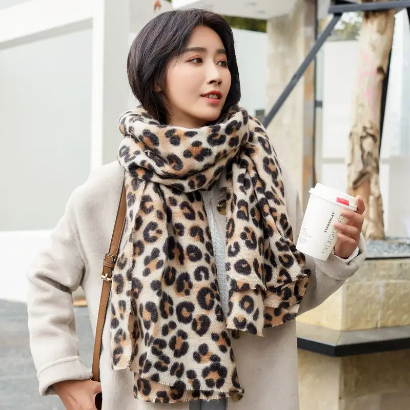 

2020 Vintage Cashmere Scarf for Women Luxury Leopard Warm Hijab Scarf Winter Lady Pashmina Shawls and Wraps Foulard Blanket