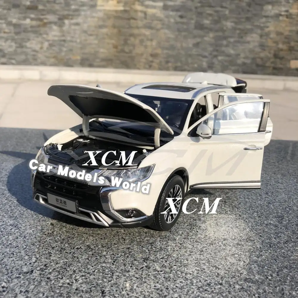 Литая модель автомобиля для Outlander 1:18(белый)+ маленький подарок