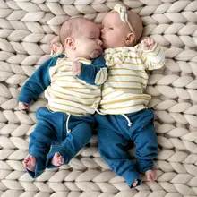 Одежда для маленьких мальчиков и девочек хлопковые комплекты для близнецов и сестер осенне-зимняя одежда для младенцев с длинными рукавами и оборками в полоску с принтом+ штаны