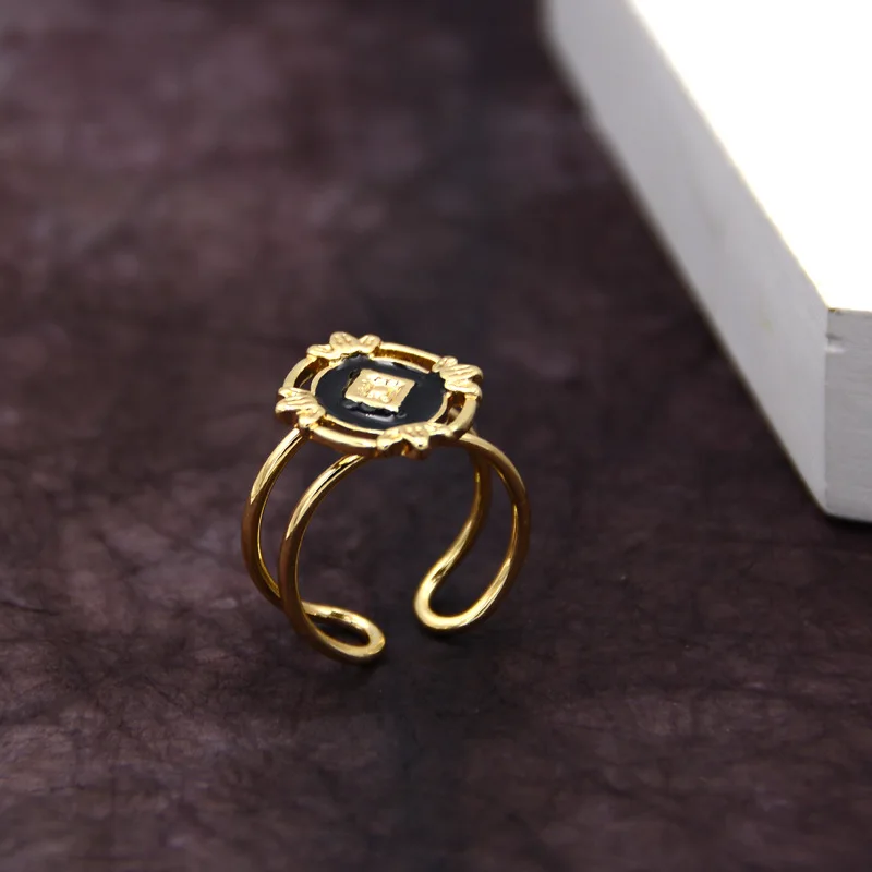 Женское Двухслойное кольцо с эмалью Белое и черное геометрическим узором в стиле