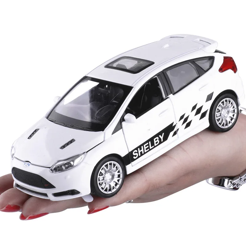 1:32 Сплав модели автомобилей высокая имитация Ford Focus модели игрушки металлические Diecasts оттягивать и мигать и музыкальные модели игрушки