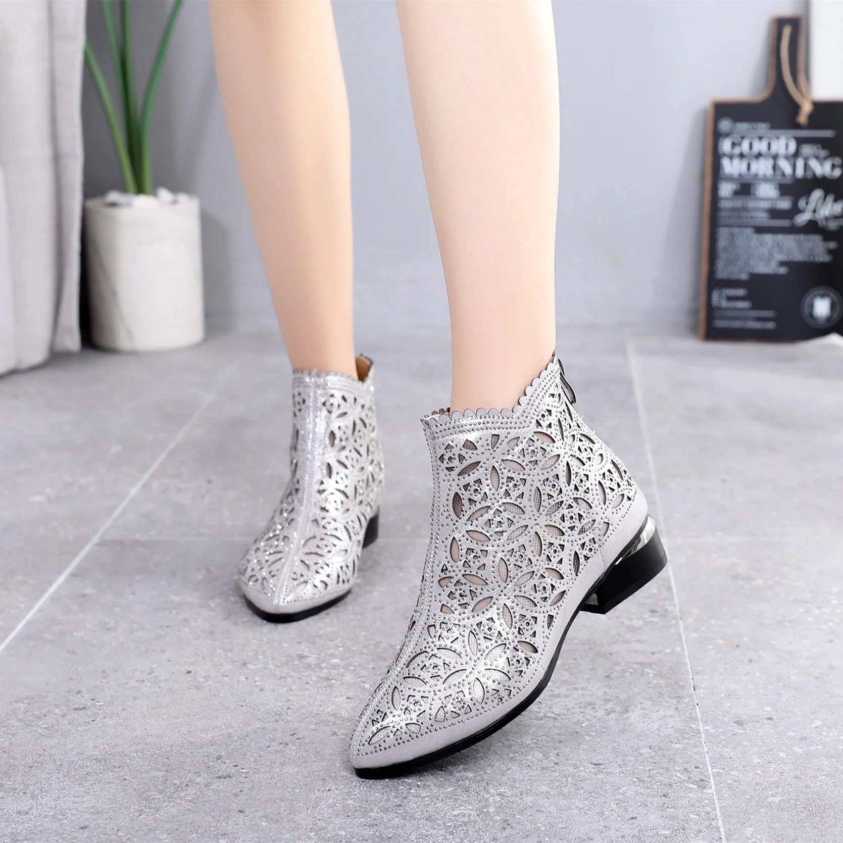 

Hollow Flower Elegant Boots Female Fashion Spring Summer Low-heeled Breathable Shoes High Quality Temperament Rhinestone Boots