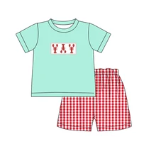 Ropa de verano para niños, Top de manga corta verde y pantalones cortos a cuadros rojos, estampado bordado de tres langosta