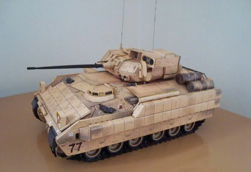 Модель бумажного 3d танка M2A2 Bradley для пехотных боев трехмерная ручной работы