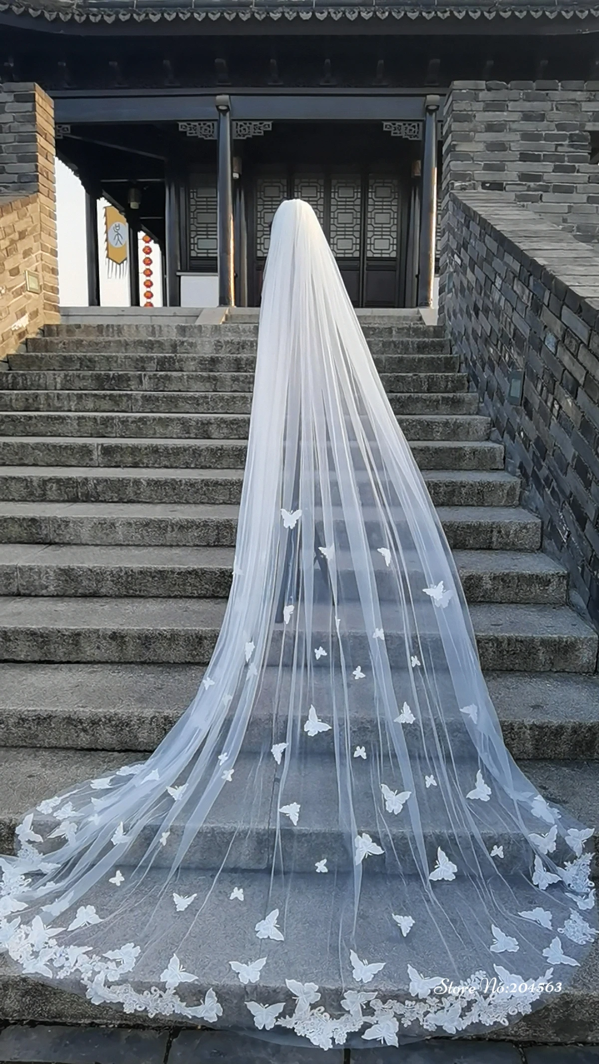 https://ae01.alicdn.com/kf/Hfb7952f539094282a982f0c8ef4d92ccM/One-Layer-3D-Butterflies-Wedding-Veil-Lace-Veil-Cathedral-Bridal-Veil-With-Steel-Comb-Wedding-Accessories.jpg