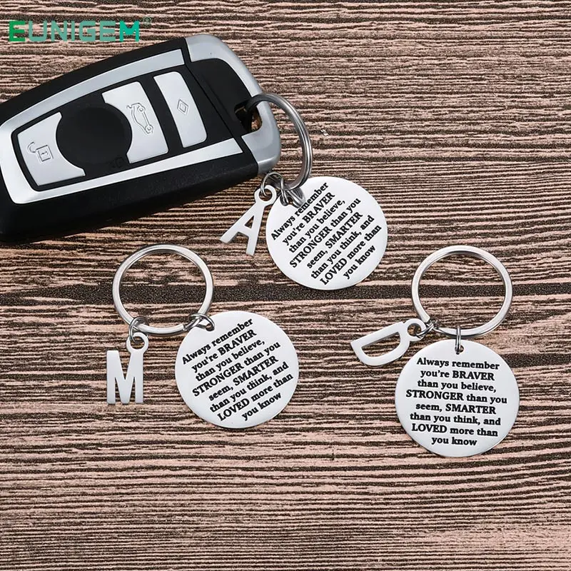 Llavero grabado personalizado de coche para hombre y mujer, regalo inspirador, recuerdo siempre que eres más valiente de lo que cree
