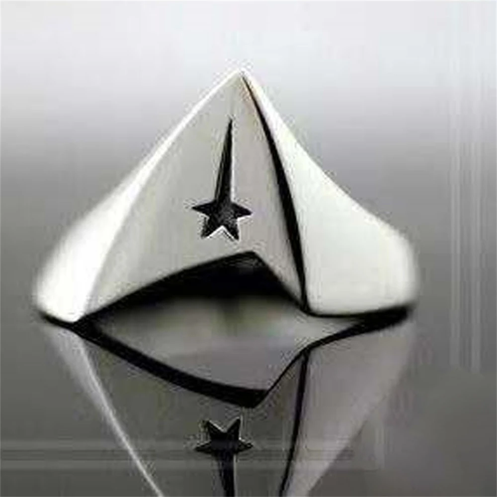 Кольцо в нестандартном стиле с треугольным узором и черным штампом серебряного