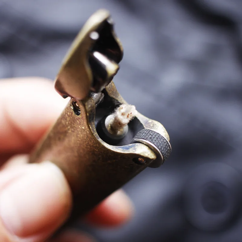 Новинка зажигалка в стиле ретро с фонариком металлическая кремниевым