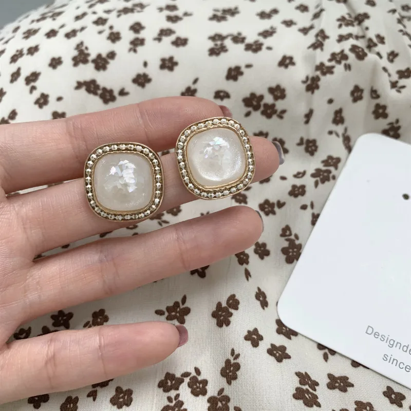 

White Shell Fragments Square Stud Earrings For Women Vintage Fashion Jewelry Charming Birthstone Clip On Earrings No Piercing