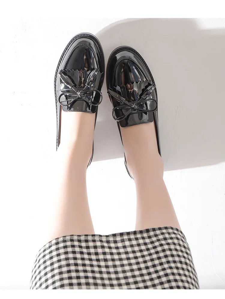 Женские туфли-оксфорды в британском стиле; коллекция года; слипоны из лакированной кожи; женская обувь на плоской подошве с перфорацией типа «броги»; лоферы с бахромой; обувь на низком каблуке