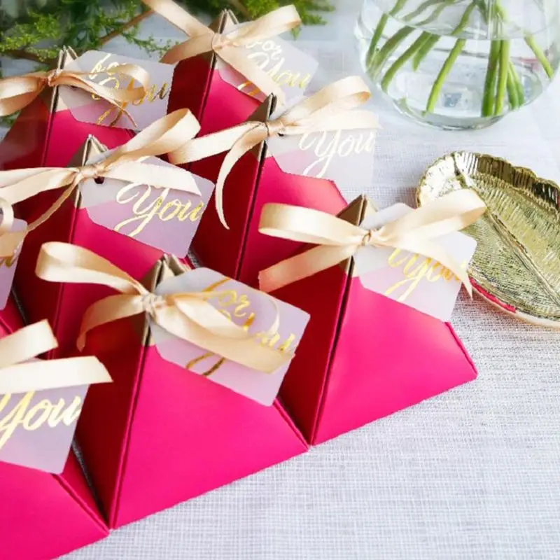 50pcsRose красная треугольная пирамида Милая коробка для сладостей Свадебные сувениры бумажные подарочные коробки GXMA